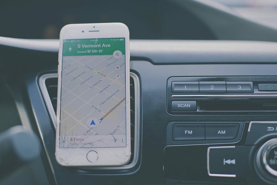 plata iPhone 6, frontal, aire condicionat del cotxe, post-2016, post -2016 iphone, vehicle, titular del telèfon intel·ligent, telèfon, cotxe, navegació, mapa, panell, ràdio, controls, trencat, vidre, esquerdes, iphone, poma, la vida, viatjar, navegar, comunicació, transport, tecnologia, manera de transport, cap gent, orientació, tecnologia sense fils, primer pla, interior del vehicle, direcció, connexió, a l'interior, dispositiu d’informació portàtil, telèfon intel·ligent, nombre, text, guió occidental, 5K