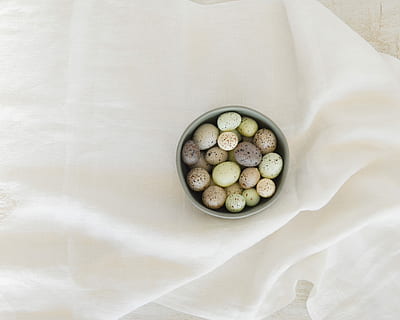 ciottoli, grigio, ceramica, ciotola, bianca, tessile, lotto di uova a colori assortiti, Pasqua, uovo di Pasqua, primavera, morbido, cibo, cibo e bevande, mangiare sano, freschezza, benessere, direttamente sopra, nessuno, in casa, frutta, natura morta, vista dall'alto, verdura, biancheria, Colore bianco, uno stile di vita sano, oliva, tovaglia, avvicinamento, vasellame, 2K, CC0, dominio pubblico, privo di copyright
