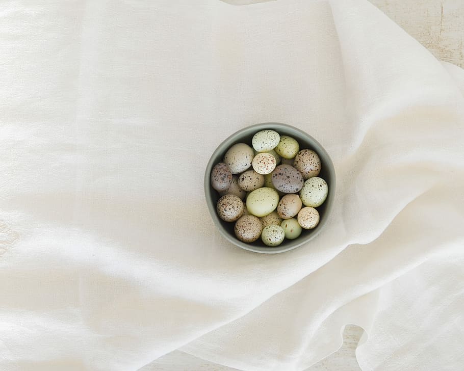 ciottoli, grigio, ceramica, ciotola, bianca, tessile, lotto di uova a colori assortiti, Pasqua, uovo di Pasqua, primavera, morbido, cibo, cibo e bevande, mangiare sano, freschezza, benessere, direttamente sopra, nessuno, in casa, frutta, natura morta, vista dall'alto, verdura, biancheria, Colore bianco, uno stile di vita sano, oliva, tovaglia, avvicinamento, vasellame, 2K