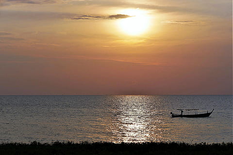 foto di silhouette, barca, vedere, Alba, tramonto, mare, avvio, crepuscolo, Tailandia, ultimi bagliori, abendstimmung, sole al tramonto, cielo serale, idillio, acqua, cielo, bellezza nella natura, nave nautica, mezzi di trasporto, scenics - natura, orizzonte sull'acqua, la tranquillità, sole, orizzonte, scena tranquilla, nuvola - cielo, modo di trasporto, natura, idilliaco, luce del sole, riflessione, nessuno, all'aperto, barca da diporto, 5K, CC0, dominio pubblico, privo di copyright