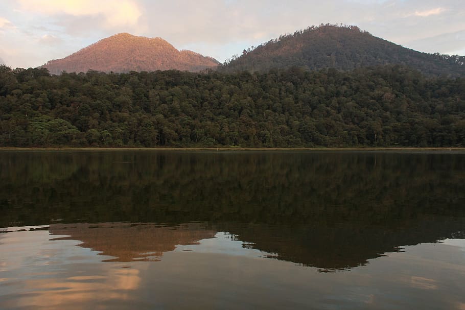 muntanyes, llac, Java oriental, indonèsia, aigua, alba, posta de sol, bosc, natural, cel, reflexió, groc, llum solar, camp, muntanya, tranquil·litat, escenics - natura, arbre, bellesa a la natura, naturalesa, escena tranquil·la, planta, Serra, cap gent, núvol - cel, paisatge, a l'aire lliure, destinacions de viatge, medi ambient, 4K