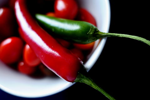 Peperoni, Tomaten, Gemüse, Scharf, Lebensmittel, rot, würzen, Pfeffer, Grün, Chili-Pfeffer, Jahreszeit, Schoten, Küche, profitieren von, gesund, fruchtig scharf, Chilischoten, Essen und Trinken, Frische, gesundes Essen, Wohlbefinden, Nahansicht, grüne Farbe, Studioaufnahme, keine Leute, schwarzer Hintergrund, organisch, Zutat, rote Chilischote, Pflanzenstamm, drinnen, jalapeno-Chilischote, reif, 5K, CC0, gemeinfrei, lizenzfrei