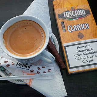 káva, toscano classico, přestávka, občerstvení, pohár, napít se, kávový šálek, sdělení, text, jídlo a pití, džbánek, káva - nápoj, stálý život, západní skript, svěžest, vysoký úhel pohledu, stůl, uvnitř, jídlo, kuchyňské nádobí, jíst nádobí, nikdo, nádobí, zpráva, 1080P, CC0, veřejná doména, bez autorských práv
