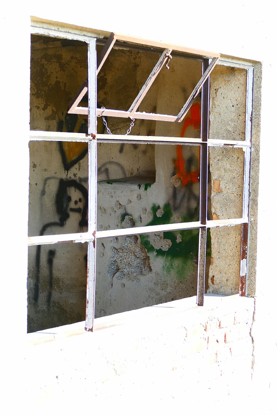 finestra, vidre, trencat, destruït, graffiti, cara, vell, edifici, temes d'animals, animal, cap gent, arquitectura, dia, vertebrats, estructura construïda, mascotes, mamífer, grup d’animals, animals domèstics, naturalesa, nacional, a l'aire lliure, funció de construcció de parets, vermell, metall, fauna animal, 5K