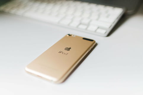 or ipod touch 5, 5ème, gen, ipod, La technologie, joueur, la musique, équipement, sans fil, dispositif, clavier, blanc, portable, ordinateur, la communication, Bureau, numérique, clavier d'ordinateur, affaires, Téléphone, l'Internet, téléphone portable, téléphone intelligent, équipement informatique, lien, prise de vue en studio, Technologie sans fil, à l'intérieur, personne, objet unique, fermer, texte, mise au point sélective, écriture occidentale, partie informatique, clé d'ordinateur, 4K, CC0, domaine public, libre de droits