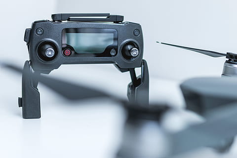 hvid, sort, quadrokopter, drone, teknologi, controller, antenne, robot, helikopter, kamera, kontrollere, flyve, professionel, fotografering, moderne, flyvningen, digital, luft, fly, fotografering temaer, kamera - fotografisk udstyr, sort farve, tæt på, indendørs, objektiv - optisk instrument, enkelt objekt, ingen mennesker, digitalt kamera, udstyr, studio skud, sikkerhed, objektiv - øje, fotografisk udstyr, retro stylet, kunstkultur og underholdning, hjemme videokamera, sølvfarvet, kigger på visning, 4K, CC0, offentligt domæne, royaltyfrie