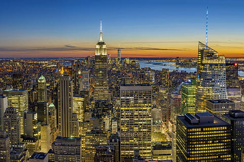 Empire State Building, nuovo, York, aereo, foto, edifici, tramonto, tetto, grattacielo, orizzonte, vista, architettura, costruzione, città, urbano, infrastruttura, Torre, luci, oceano, mare, acqua, cielo, nuvole, paesaggio urbano, esterno dell'edificio, destinazioni di viaggio, illuminato, nessuno, vista aerea, struttura costruita, all'aperto, edificio per uffici esterno, skyline urbano, viaggio, paesaggio, turismo, vita di città, moderno, alto - alto, distretto finanziario, guglia, 2K, CC0, dominio pubblico, privo di copyright