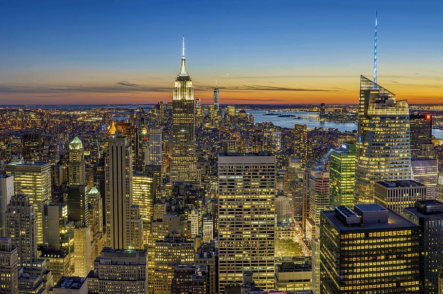 edifici Empire State, nou, York, aèria, foto, edificis, posta de sol, terrat, gratacels, horitzó, vista, arquitectura, edifici, ciutat, urbà, infraestructura, torre, llums, oceà, mar, aigua, cel, núvols, paisatge urbà, exterior de l'edifici, destinacions de viatge, il·luminat, cap gent, vista aèria, estructura construïda, a l'aire lliure, exterior d’edifici d’oficines, horitzó urbà, viatjar, paisatge, turisme, vida de ciutat, modern, alta - alta, districte financer, fletxa, 2K