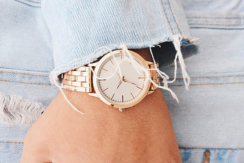analog, holde øje, peger, 09:45, person, iført, guldfarvet analog, manchet, hånd, tid, denim, hvid, rå, årgang, robust, jakke, ur, blå, jean jakke, håndled, menneskelig kropsdel, en person, voksen, menneskelig hånd, tæt på, kropsdel, afslappet tøj, livsstil, midsection, Kvinder, indendørs, uigenkendelig person, rigtige mennesker, armbåndsur, tekstil, menneskelig lem, jeans, uret ansigt, minut hånd, 5K, CC0, offentligt domæne, royaltyfrie