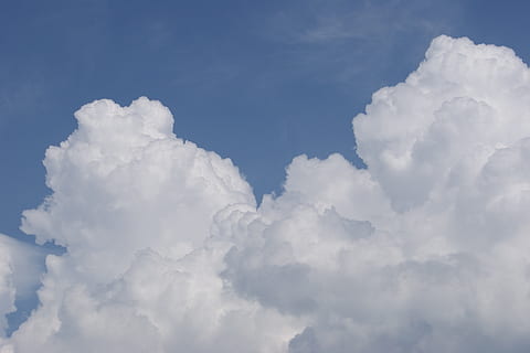 himmel, moln, moln form, stackmoln, moln - himmel, skönhet i naturen, scenics - natur, vit färg, lugn, inget folk, natur, lugn plats, bakgrunder, idyllisk, dag, lågvinkelvy, clouds, utomhus, blå, fluffig, full ram, mjukhet, meteorologi, 1080P, CC0, offentligt domän, royaltyfria