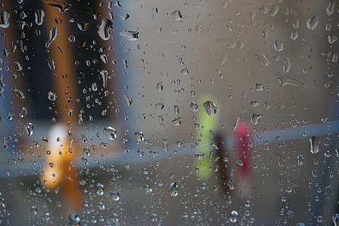 stendino, terrazza, pioggia, far cadere, bagnato, acqua, fotogramma intero, goccia di pioggia, vetro - materiale, finestra, trasparente, nessuno, stagione piovosa, avvicinamento, in casa, natura, interno del veicolo, concentrarsi sulle conoscenze acquisite, cielo, architettura, purezza, 5K, CC0, dominio pubblico, privo di copyright