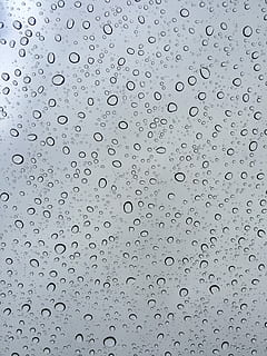 Fenster, Regen, Regen tropft, Hintergründe, Vollbild, texturiert, nass, fallen, Wasser, keine Leute, Nahansicht, Glas - Material, Muster, transparent, Regentropfen, drinnen, Natur, Regenzeit, Tag, Reinheit, silberfarben, Tau, 2K, CC0, gemeinfrei, lizenzfrei