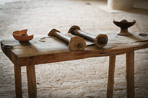 starý, svitek, antický, historicky, Dějiny, mystický, římský, dřevo - materiál, nikdo, zaměřit se na popředí, den, venku, detail, kov, stůl, rezavý, ochrana, uvnitř, stálý život, bezpečnostní, bezpečnost, hnědý, umění a řemesla, vysoký úhel pohledu, skupina objektů, 5K, CC0, veřejná doména, bez autorských práv