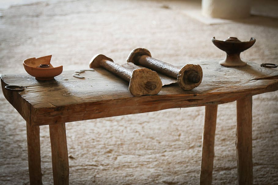 starý, svitek, antický, historicky, Dějiny, mystický, římský, dřevo - materiál, nikdo, zaměřit se na popředí, den, venku, detail, kov, stůl, rezavý, ochrana, uvnitř, stálý život, bezpečnostní, bezpečnost, hnědý, umění a řemesla, vysoký úhel pohledu, skupina objektů, 5K