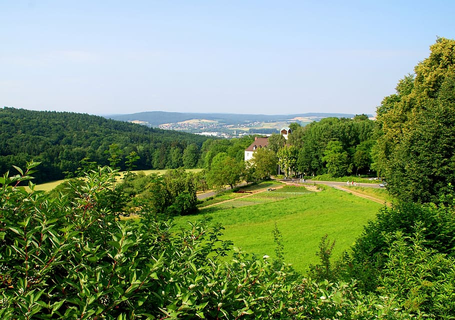 bosc, eifel, prat, paisatge, verd, ampli, cel, blau, estiu, senderisme, descans, parc natural, festa, naturalesa, arbre, turó, agricultura, escena rural, a l'aire lliure, color verd, europa, planta, bellesa a la natura, escenics - natura, creixement, medi ambient, terra, tranquil·litat, camp, escena tranquil·la, cap gent, dia, escena no urbana, idíl·lic, paisatge rodant, 2K