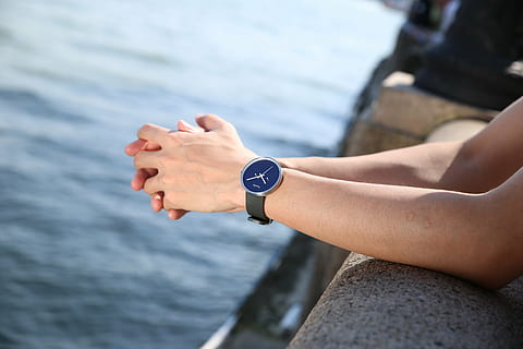 orologio, semplice, modello, mano, acqua, adulto, una persona, tempo, orologio da polso, parte del corpo umano, avvicinamento, mano umana, mare, natura, parte del corpo, giorno, stili di vita, giovane adulto, donne, arto umano, arto, all'aperto, controllando l'ora, 5K, CC0, dominio pubblico, privo di copyright