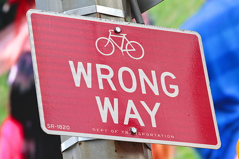 forkert vejskiltning, forkerte vej, forkert, vej, ingen, forvirret, skilt, transit tegn, rød, cykel, symbol, tekst, meddelelse, vestlige script, vejskilt, dag, tæt på, Information, informationsskilt, stopskilt, stort bogstav, fokus på forgrunden, vejledning, udendørs, ingen mennesker, advarselsskilt, by, besked, 5K, CC0, offentligt domæne, royaltyfrie