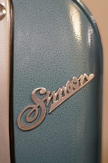 Simson, logo, vecchi tempi, scooter, emblema, marca, Suhl, veicolo, motociclo, vecchio, blu, veicolo a due ruote, avvicinamento, nessuno, metallo, testo, in casa, comunicazione, messa a fuoco selettiva, sceneggiatura occidentale, singolo oggetto, giorno, singola parola, natura morta, vista dall'alto, concentrarsi sulle conoscenze acquisite, architettura, maniglia, sicurezza, modello, Entrata, color argento, Messaggio, 5K, CC0, dominio pubblico, privo di copyright