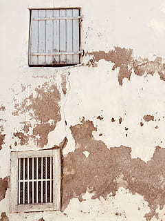 fotografia, tancat, vitralls, textura, finestra, marc de finestra, vora de la finestra, vista del carrer, explorar, paret del grunge, grunge, espai blanc, paret blanca, casa, paret, paret de formigó, fora, a l'aire lliure, vell, quadrat, carrer, arquitectura, estructura construïda, exterior de l'edifici, edifici, funció de construcció de parets, resistent, cap gent, dia, espatllat, abandonat, aixafar, declivi, descamació, deteriorament, Color blanc, 5K, CC0, domini públic, lliure de regalies