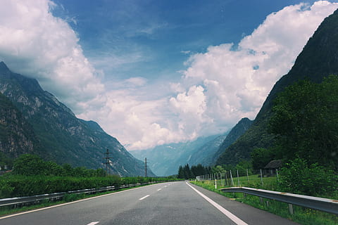 Straße, Bergdorf, Foto, Berge, öffnen, Wolke, Berg, Autobahn, offene Strasse, Route, Tal, Himmel, Natur, Baum, Landschaft, Pflanze, schweizerisch, Schweiz, Transport, Richtung, der Weg nach vorn, wolke - himmel, Gebirge, Schönheit in der Natur, Zeichen, Markierung, Symbol, keine Leute, Szenen - Natur, die Straßenmarkierung, Umgebung, Nicht-städtische Szene, Tag, ruhige Szene, abnehmende Perspektive, draußen, Trennlinie, Leitplanke, 4K, CC0, gemeinfrei, lizenzfrei