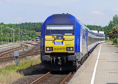 Bahnhof, husum, Plattform, Tor, bahnhof husum, regional-express, hamburg-westerland, sylt, nob, nord-ostsee-bahn, Privatbahn, das land schleswig-holstein, Regionalzug, Transport, Eisenbahn, Schienenverkehr, Passagiere, öpnv, Diesellokomotive, Siemens de2000, Hauptbahnhof, Kreuzungsbahnhof, bahnbetriebswerk, Bahngleis, Zug - Fahrzeug, öffentliche Verkehrsmittel, Tag, Spur, Zug, Transportmittel, Himmel, Natur, Landfahrzeug, keine Leute, Personenzug, Bahnsteig, Reise, Eisenbahnstation, draußen, wolke - himmel, Lokomotive, Eisenbahnwagen, 4K, CC0, gemeinfrei, lizenzfrei