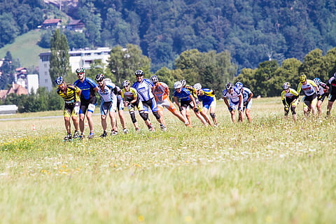 in der Reihe, Skaten, Inline-Rennen, Inlineskating, Rennen, Rollschuhlaufen, Wettbewerb, Schlittschuh, Sport, Gras, Feld, Spielfeld, Sportmannschaft, große gruppe von menschen, Gruppe von Leuten, Kleidung, Pflanze, Menge, Tag, gesunder Lebensstil, echte Menschen, Laufen, Baum, Natur, Zusammenspiel, Zusammenarbeit, Sportbekleidung, Lebensstile, draußen, Anstrengung, 2K, CC0, gemeinfrei, lizenzfrei