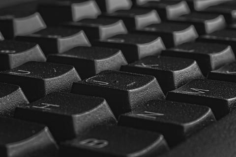 zwart computertoetsenbord, toetsenbord, computer, technologie, bedrijf, detailopname, binnenshuis, achtergronden, volledig kader, geen mensen, patroon, in een rij, herhaling, selectieve aandacht, computer deel, computer sleutel, computerapparatuur, verbinding, stilleven, grote groep objecten, communicatie, 4K, CC0, publiek domein, royaltyvrij