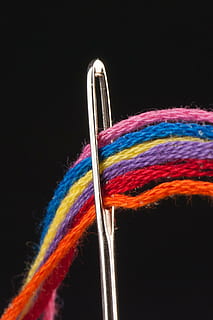 naald met garen, naald-, draad, het naaien, macro, kleurrijk, multi gekleurd, studio opname, detailopname, binnenshuis, textiel, zwarte achtergrond, wol, naald, kunst en ambacht, naai-item, kopie ruimte, stilleven, roze kleur, creativiteit, breinaald, uitrusting, 4K, CC0, publiek domein, royaltyvrij