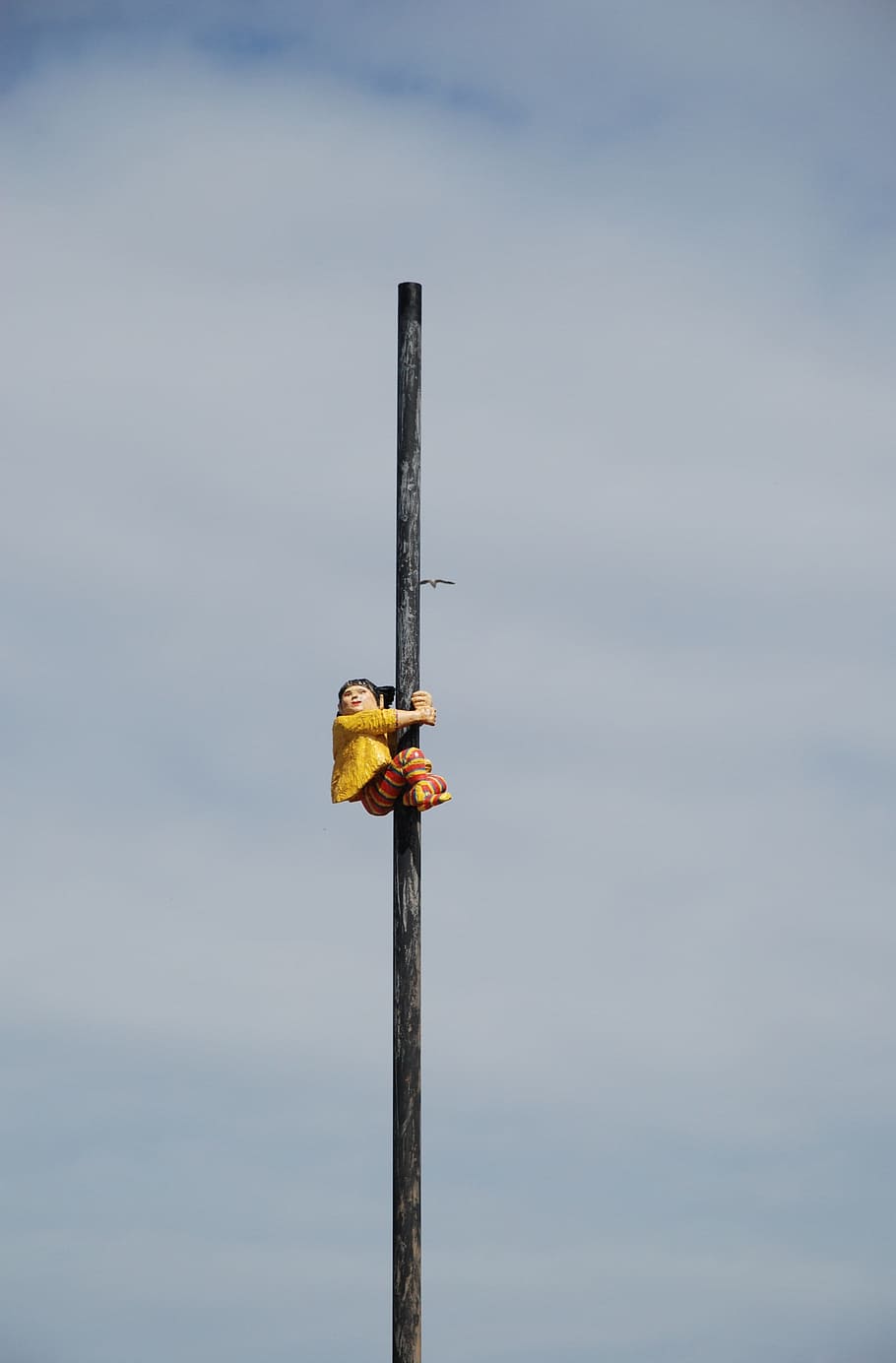 flag, Himmelblå, nuttet, himmel, blå, spille, lykkelig, luft, ingen mennesker, dag, udendørs, træ post, stål, tæt på, pol, metal, natur, træ - materiale, stolpe, lav vinkel visning, fokus på forgrunden, kopiere plads, sikkerhed, rusten, udstyr, beskyttelse, gammel, teknologi, vedhæftet, 2K
