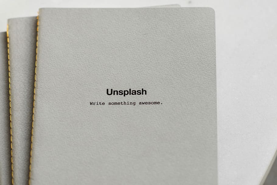 unsplash, napsat, něco, úžasný., rezervovat, hromada, tři, šedá, pokryté, unsplash knihy, notebook, vázaný, vazba, text, sdělení, západní skript, detail, papír, nikdo, uvnitř, vydání, bílá barva, dokument, vzdělání, kopie prostor, jednoduchost, zpráva, nástěnný prvek, Černá barva, papírování, 2K