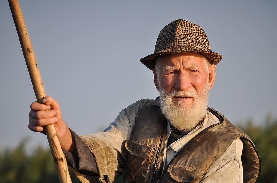 home, portar, barret, celebració, fusta, vareta, gris, cel, activitat, barba, gent gran, fedora, pescador, masculí, vell, persona, retrat, imatges de drets d’autor, una persona, adult, tirada al cap, homes, pèl facial, adult gran, ocupació, mascles, mirant la càmera, roba, vista frontal, naturalesa, homes majors, emoció, dia, bigoti, pagès, rostre humà, contemplació, 2K