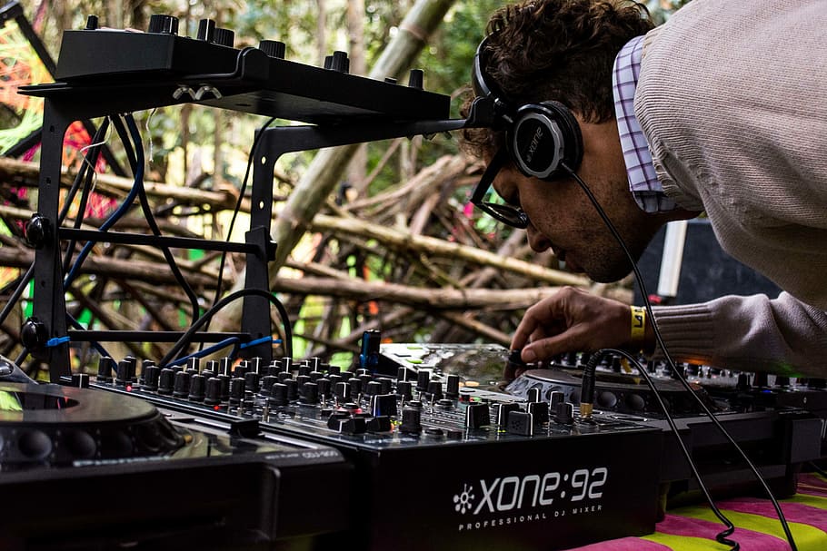 ชาย, การควบคุม, xone 92 dj turntable, Xone, ดีเจ, แผ่นเสียง, เสียง, เพลง, อุปกรณ์, การผสม, เทคโนโลยี, คลับดีเจ, การบันเทิง, เล่น, อุปกรณ์ไฟฟ้า, เครื่องผสมไฟฟ้า, คน, ผู้ชาย, สตูดิโอบันทึก, อุปกรณ์เครื่องเสียง, เครื่องผสมเสียง, ชายคนหนึ่งเท่านั้น, รถจักรยาน, ผู้ชายเท่านั้น, คนคนหนึ่ง, โรงงาน, ผู้ใหญ่เท่านั้น, อาชีพ, การทำงาน, ความสามารถ, ผู้ใหญ่, การซ่อมแซม, คนจริง, การขนส่ง, โหมดการขนส่ง, ธุรกิจ, เพศชาย, โฮลดิ้ง, ยานพาหนะบก, สมาธิ, ธุรกิจขนาดเล็ก, 5K