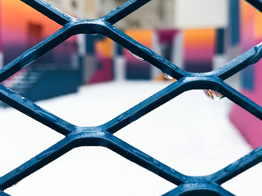 Basketball Platz, Schnee, schwarz, Metalltor Nahaufnahmen, Zaun, Linien, Textur, tropft, fallen, Nahansicht, Barriere, Metall, Grenze, Fokus auf den Vordergrund, Sicherheit, Maschendrahtzaun, Sport, Schutz, Muster, keine Leute, Vollbild, Tag, gestalten, Basketball - Sport, draußen, Gitter, Gericht, 2K