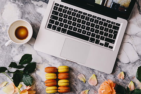 atas, melihat, macarons, lempengan marmer, tampilan overhead, marmer, lempeng, mawar, ruang kerja, tempat kerja, komputer, kuning, macbook, meja tulis, laptop, manis, Kue kering, Permen, penuh warna, Jeruk, pencuci mulut, kelopak, datar, macaron, meja marmer, kue serabi, makaroni perancis, latar belakang marmer, kelopak mawar, teknologi, meja, makanan, papan ketik komputer, Internet, kopi - minum, bisnis, bahan kayu, teknologi nirkabel, makanan dan minuman, komunikasi, keyboard, koneksi, perangkat komputer, tampilan sudut tinggi, daun, tidak ada orang, bagian tanaman, dalam ruangan, makan sehat, minum, buah, 4K