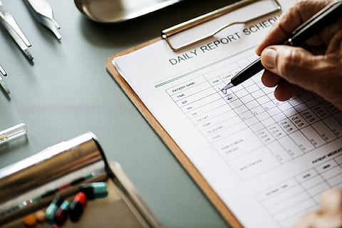 person, fyldning, daglige, rapport tidsplan, skovflåt, symptom, tjekliste, kontrol, form, hånd, sundhedspleje, daglig rapport, Information, pen, papir, rapport, tidsplan, skrivning, arbejder, wellness, behandling, omsorg, diagnose, menneskelig hånd, indendørs, menneskelig kropsdel, forretning, dokument, selektiv fokusering, planlægning, tæt på, mennesker, organisation, studio skud, virksomhedernes forretning, bord, skrivebord, finansiere, papirarbejde, note pad, fyldepen, liste, finger, 1080P, CC0, offentligt domæne, royaltyfrie