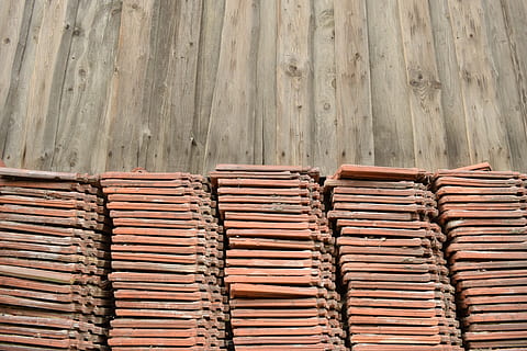 Überdachung, Fliese, rot, Backstein, Stapel, Holzwand, Fliese zur hölzernen Wand, Hintergrund, Struktur, große gruppe von gegenständen, keine Leute, Holz - Material, Anordnung, Fülle, Auftrag, Vollbild, Seite an Seite, Hintergründe, in einer Reihe, Muster, Holz, Tag, Stillleben, braun, Wiederholung, drinnen, Nahansicht, High Angle View, Dachziegel, 5K, CC0, gemeinfrei, lizenzfrei
