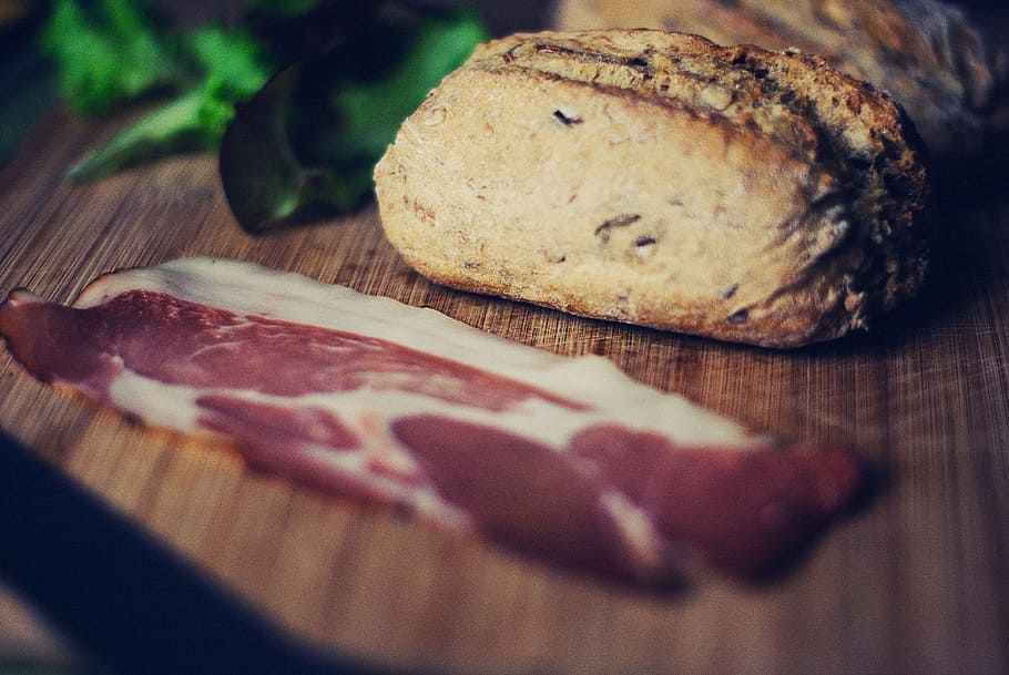 pane, prima colazione, carne, Bacon, lattuga, rotolo, cibo, cibo e bevande, freschezza, messa a fuoco selettiva, fetta, tagliere, legno - materiale, benessere, nessuno, mangiare sano, avvicinamento, in casa, pasto, fatti in casa, pagnotta di pane, verdura, rosso, tavolo, pane integrale, 2K