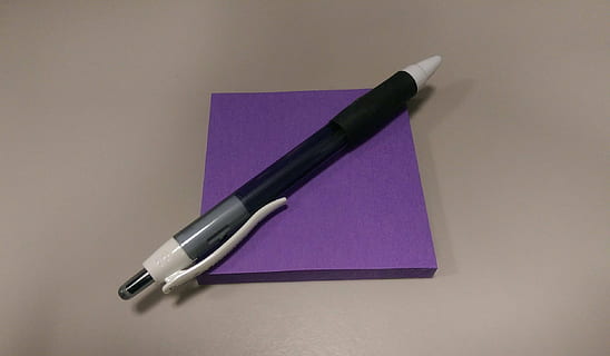 penna, lavoro, pubblicalo, scrivania, in casa, girato in studio, strumento di scrittura, vista dall'alto, viola, nessuno, carta, natura morta, tavolo, penna stilografica, direttamente sopra, semplicità, forniture per ufficio, ufficio, sfondo colorato, singolo oggetto, due oggetti, attrezzature domestiche, pennino, 1080P, CC0, dominio pubblico, privo di copyright