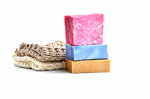 zwei, gestrickt, Textilien, neben, hölzern, Riegel, handgemacht, Seife, kalter Prozess, Kunst, natürlich, organisch, Rosa, Blau, Gelb, Weiß, Spa, hausgemacht, Hygiene, Wellness, Pflege, Bar, Aroma, Kosmetika, Produkte, handgemachte Seife, hausgemachte Seife, Stück Seife, Karosserie, Badezimmer, weißer Hintergrund, Studioaufnahme, ausgeschnitten, drinnen, Stillleben, pinke Farbe, keine Leute, Nahansicht, mehrfarbig, Wahl, rot, Variation, Essen und Trinken, Gruppe von Objekten, Textil-, Holz - Material, Stapel, Lebensmittel, Frische, 4K