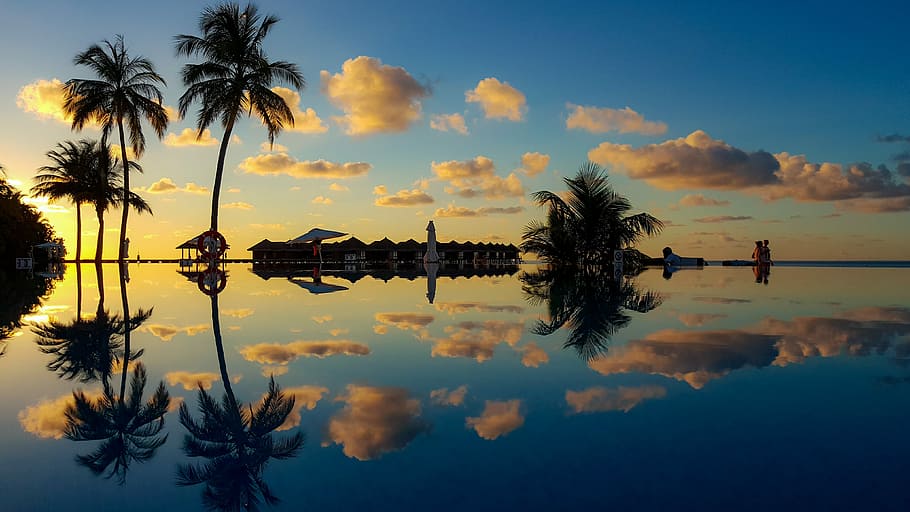 cos, aigua, blanc, cel, fotografia de mirall, illa, mar, reflexió, arbres, palmell, núvols, posta de sol, maldife, Resort, piscina, tròpic, tropical, Palmera, arbre, núvol - cel, naturalesa, clima tropical, cap gent, simetria, planta, silueta, aigua estancada, vespre, a l'aire lliure, escenics - natura, arquitectura, compost digital, palmera de coco, 4K