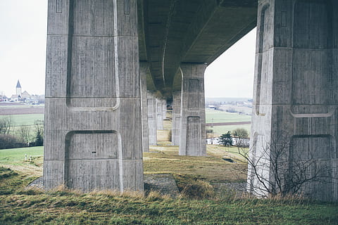 carretera de formigó gris, verd, herba, al costat, gris, concret, paret, edifici, arquitectura, estructura, pont, estructura construïda, columna arquitectònica, pont - estructura feta per l'home, planta, connexió, dia, naturalesa, cap gent, transport, història, el passat, a l'aire lliure, destinacions de viatge, arc, terra, cel, civilització antiga, columnata, 5K, CC0, domini públic, lliure de regalies