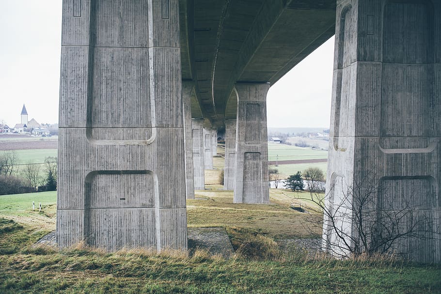 carretera de formigó gris, verd, herba, al costat, gris, concret, paret, edifici, arquitectura, estructura, pont, estructura construïda, columna arquitectònica, pont - estructura feta per l'home, planta, connexió, dia, naturalesa, cap gent, transport, història, el passat, a l'aire lliure, destinacions de viatge, arc, terra, cel, civilització antiga, columnata, 5K