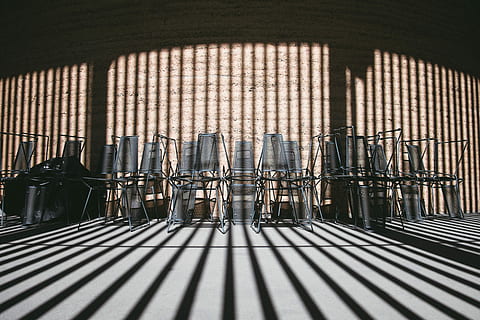apilados, sillas, a lo largo, pared, cubierto, oscuridad, edificio, gris, metal, enmarcado, lote de sillas, dentro, habitación, tiempo de día, silla, sombra, línea, objeto, paralela, montones de silla, sol, nadie, adentro, modelo, luz del sol, día, en una fila, arquitectura, naturaleza, estructura construida, lado a lado, grupo de objetos, a rayas, grupo, repetición, de cerca, 4K, CC0, dominio público, libre de derechos