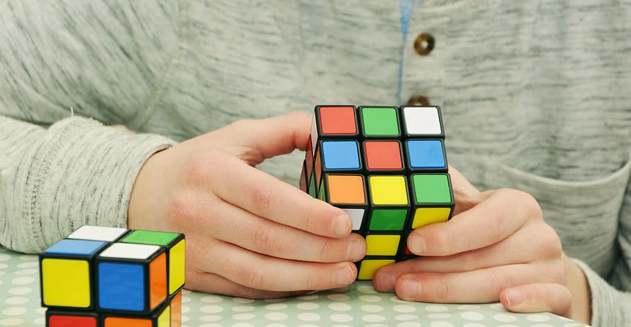 Person, halten, 3, Würfel, magischer Würfel, die Geduld, knifflig, Hobby, Fertigkeit, abspielen, schwer, Freizeitbeschäftigung, Zeitvertreib, Puzzle, bunt, Konzentration, Langeweile, Hände, drinnen, eine Person, Nur ein Mann, mehrfarbig, Bauklotz, Nur Männer, Glücksspiel, Nahansicht, Erwachsene, menschliches Körperteil, menschliche Hand, Hand, Spielzeug, Würfelform, Kindheit, Freizeitspiele, Körperteil, Technologie, Entspannung, Holz - Material, 5K