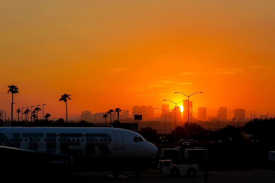 blanc, vermell, avió, gris, paviment, taronja, cel, posta de sol, llum solar, sortida del sol, naturalesa, línia aèria, viatjar, viatge, aeroport, cotxe, vehicle, arbre, ciutat, edificis, infraestructura, arquitectura, carretera, carrer, silueta, a l'aire lliure, cap gent, horitzó urbà, paisatge urbà, manera de transport, transport, automòbil, vehicle terrestre, color taronja, estructura construïda, exterior de l'edifici, sol, llum del carrer, 4K