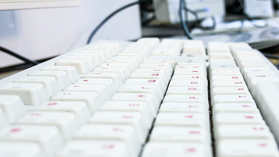 peu profond, photographie de mise au point, blanc, clavier d'ordinateur, rose, cordée, clavier, ordinateur, brouiller, électronique, moderne, La technologie, industrie, laboratoire, à l'intérieur, personne, fermer, recherche, usine, équipement de fabrication, dans une rangée, contrôle, couleur blanche, affaires, mise au point sélective, santé et médecine, se concentrer sur le premier plan, équipement informatique, précision, la communication, journée, répétition, clé d'ordinateur, 2K, CC0, domaine public, libre de droits