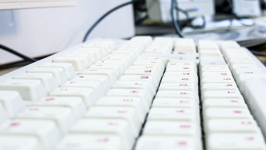 poc profund, focalitzar la fotografia, blanc, teclat d’ordinador, rosa, corda, teclat, ordinador, borrós, electrònica, modern, tecnologia, indústria, laboratori, a l'interior, cap gent, primer pla, recerca, fàbrica, fabricació d’equips, en fila, control, Color blanc, negocis, enfocament selectiu, salut i medicina, centrar-se en primer pla, equips informàtics, precisió, comunicació, dia, repetició, clau d’ordinador, 2K