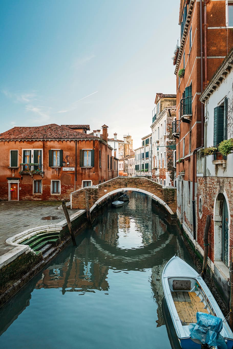 blanco, bote, grandioso, canal Venecia Italia, gran canal de venecia, Venecia, Italia, canal, Italia, arquitectura, Europa, casa, agua, cultura italiana, exterior del edificio, escena urbana, góndola, veneto, paisaje urbano, historia, barco náutico, estructura construida, lugar famoso, ciudad, al aire libre, viaje, destinos de viaje, turismo, antiguo, calle, culturas, puente - estructura hecha por el hombre, ventana, fachada, góndola - barco tradicional, reflexión, cielo, transporte, Distrito residencial, naturaleza, edificio, frente al mar, puente, día, modo de transporte, conexión, nadie, puente de arco, 5K