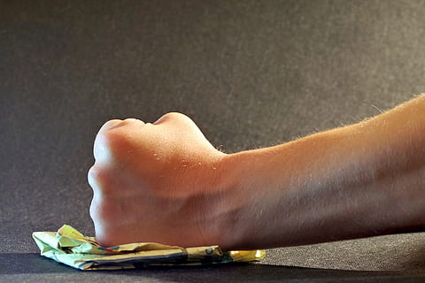 la personne, poing, jaune, papier, fâché, impuissance, oppression, article, image, presse, harcèlement, détruire, ferraille, nerfs, tranquillité d'esprit, frapper, défend ton territoire, dérangé, partie du corps humain, une personne, main humaine, partie du corps, section basse, jambe humaine, Vrais gens, à l'intérieur, fermer, pied humain, modes de vie, main, pieds nus, relaxation, personne méconnaissable, Activité de loisir, représentation, jeune adulte, journée, doigt, 4K, CC0, domaine public, libre de droits