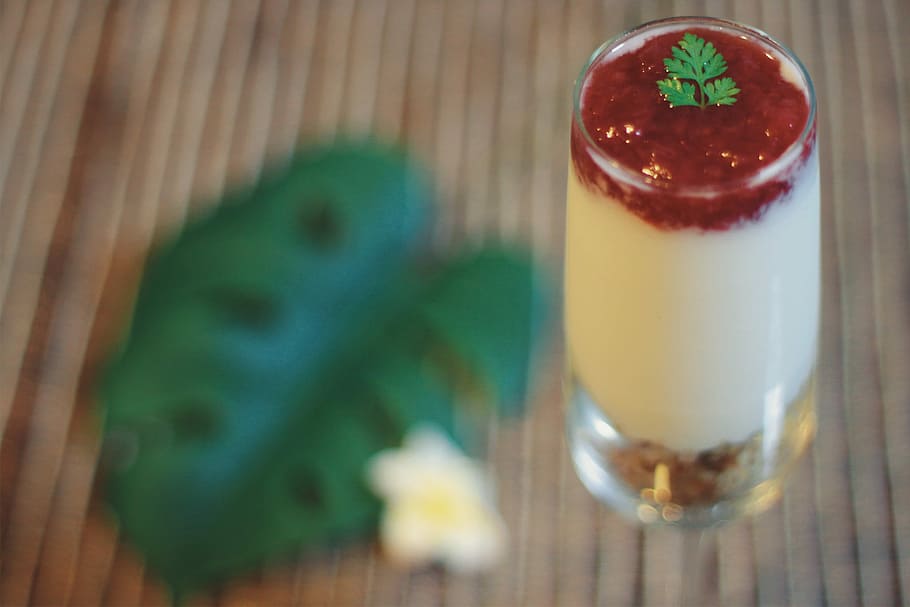 selektiv, Fokus, Food-Fotografie, Erdbeer Milchshake, selektiver Fokus, Erdbeere, Milchshake, Lebensmittel, Holz - Material, Gourmet, Frische, Dessert, Getränk, Trinkglas, Essen und Trinken, Tabelle, Erfrischung, Nahansicht, Glas, Haushaltsausstattung, keine Leute, drinnen, gesundes Essen, Obst, High Angle View, Wohlbefinden, Stillleben, Fokus auf den Vordergrund, Genuss, Glas - Material, Frühstück, Versuchung, 1080P